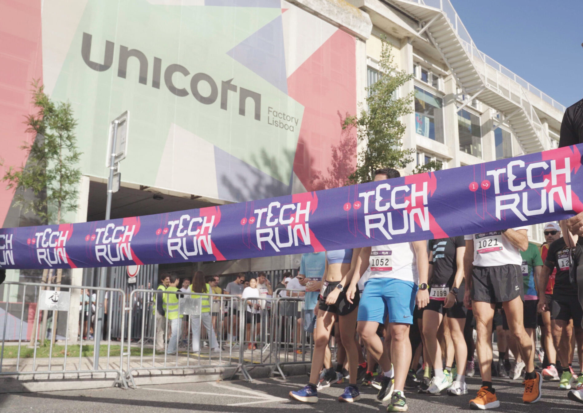 A runner with white t-shirt and colored sunglasses during the tech run race.